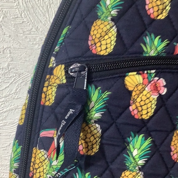 Vera Bradley NWOT- Pineapple Print Quilted Sling Bag - tropical backpack - vacay - Picture 3 of 7